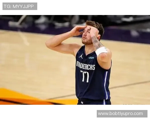 琼斯盛赞卢克肖表现自信从容攻防两端游刃有余状态回暖