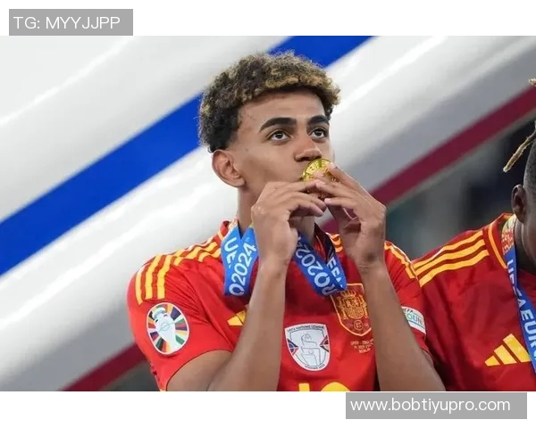 心系男友亚马尔复出战场女友热情助威全场目光聚焦