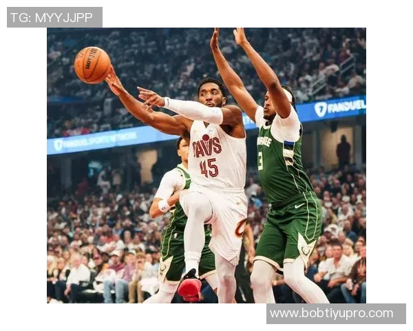 米切尔半场表现稳定15分钟内高效砍下14分2板助力球队进攻